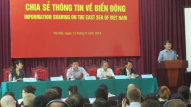 Các nhà nghiên cứu phân tích và cung cấp thông tin về tình hình biển Đông hiện nay cho đại diện nhiều NGO tại Việt Nam.