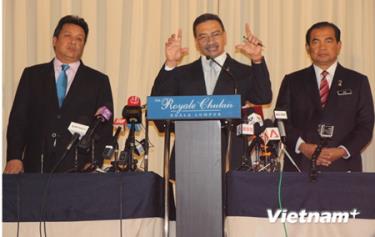 Bộ trưởng Hishammuddin Hussein (giữa) tại cuộc họp báo.
