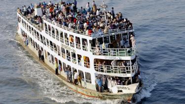 Một chiếc phà chật cứng người ở Bangladesh.