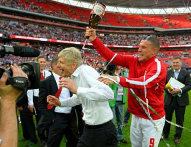 Niềm vui của thầy trò Wenger sau khi kết thúc chuỗi năm tay trắng.