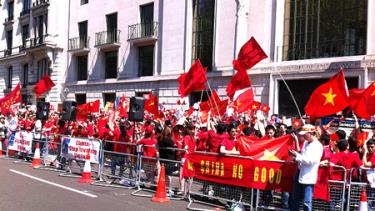 Cộng đồng người Việt tại Anh tập trung biểu tình hòa bình ở thủ đô London.