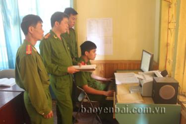 Công an huyện Trạm Tấu lập danh sách các đối tượng nghiện ma túy đưa đi cơ sở chữa bệnh.
