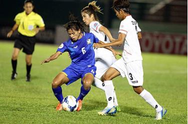 Myanmar (áo trắng) tan vỡ giấc mơ dự World Cup 2015.