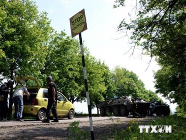 Binh sỹ và cảnh sát Ukraine thiết lập một trạm kiểm soát gần thành phố miền Đông Slavyansk ngày 15/5.