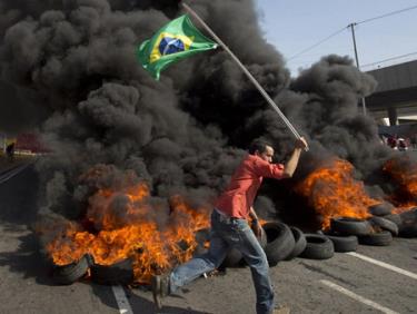 Cuộc biểu tình phản đối chính phủ ở Sao Paulo, Brazil hôm 15/5.