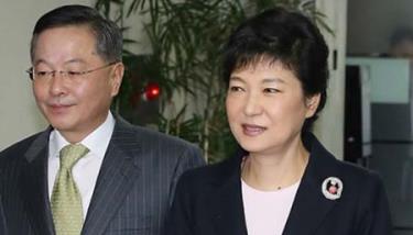 Cựu Chánh án Tòa án tối cao Ahn Dai-hee đi cùng Tổng thống Park Geun-hye.