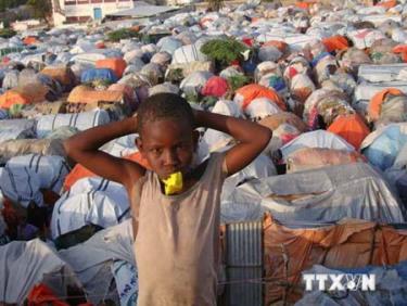 Một em bé bên ngoài khu trại tị nạn của người Somalia ở Howl Wadag, Mogadishu.