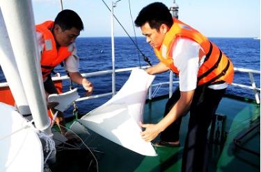 Vòi rồng tàu Hải cảnh Trung Quốc tấn công làm hỏng ăng-ten Thông tin trên Tàu HP-926 của ta. Ảnh: Tiến Dũng.
