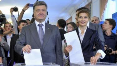 Chính trị gia, doanh nhân, ứng cử viên Tổng thống Petro Poroshenko và vợ  Maryna tham gia bỏ phiếu.
