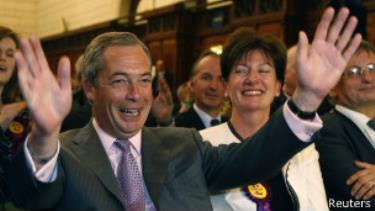 Ông Nigel Farage, lãnh đạo đảng UKIP, vui mừng vì chiến thắng

