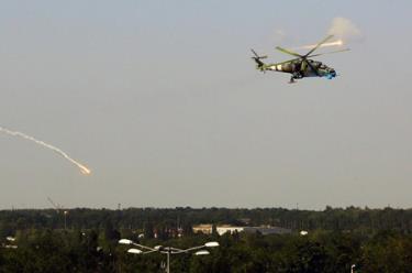 Trực thăng M-24 của quân đội Ukraine bắn pháo vào các khu vực do phe ly khai kiểm soát.