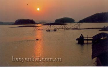 Hoàng hôn hồ Thác.
(Ảnh: Thanh Miền)