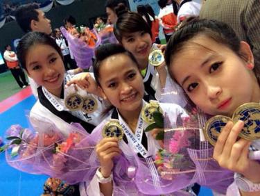 Đội tuyển quyền biểu diễn Việt Nam thi đấu thành công với 3 HC vàng, 2 HC bạc, 4 HC đồng tại giải vô địch châu Á 2014 diễn ra tại Uzbekistan từ ngày 25 đến 28/5.