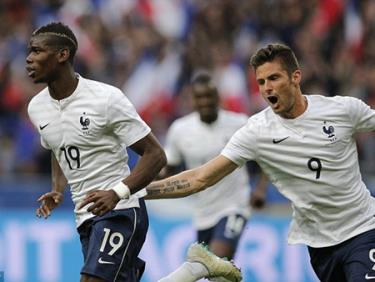 Pogba và Giroud cùng nổ súng cho tuyển Pháp.