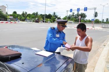 Bộ trưởng Bộ Giao thông vận tải Đinh La Thăng vừa yêu cầu rút quy định trang bị súng cho lực lượng Thanh tra Giao thông.