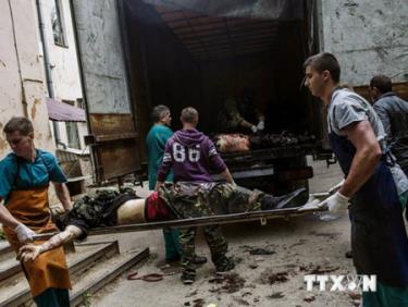Chuyển thi thể những người biểu tình có vũ trang sau chiến dịch quân sự ở thành phố Donetsk ngày 27/5.