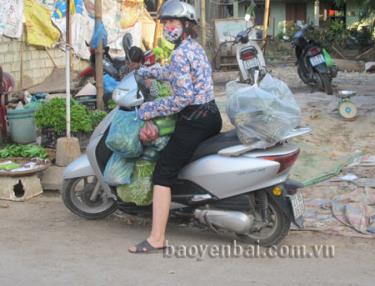 Dù mua hàng ít thì khách hàng đều yêu cầu có túi ni-lông để đựng hàng.
