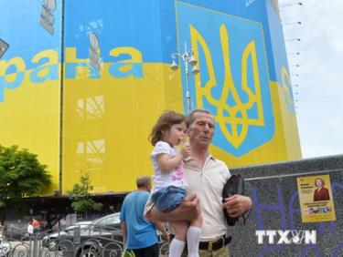 Người dân Ukraine trên đường phố ở thủ đô Kiev ngày 23/5.