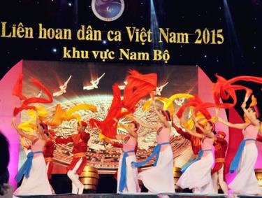 Tiết mục khai mạc Liên hoan Dân ca Việt Nam 2015 của đoàn chủ nhà Đồng Tháp.