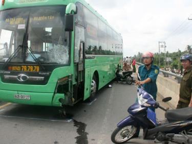 Xe khách vượt nhau đâm xe máy, 4 người chết thảm 1Ách tắc giao thông trên cầu Ba Si.