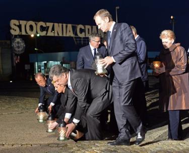 Tổng thống Ukraine Petro Poroshenko thắp nến tưởng niệm những người ngã xuống trong Chiến tranh Thế giới thứ hai.