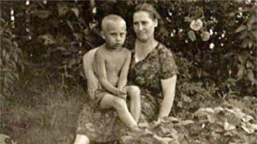 Tổng thống Nga Vladimir Putin bên mẹ khi còn nhỏ.