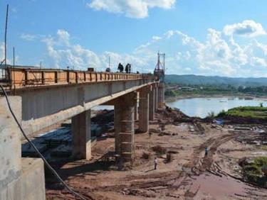 Cây cầu bắc qua sông Mekong nối Lào và Myanmar hồi tháng 12/2014.