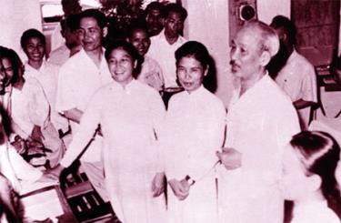 Chủ tịch Hồ Chí Minh nói chuyện với cán bộ phụ nữ tham gia công tác chính quyền (tháng 8-1960). Ảnh tư liệu