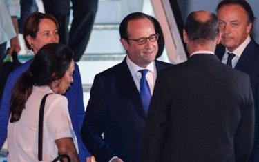 Tổng thống Pháp Hollande (giữa) đến thăm Cuba. 
