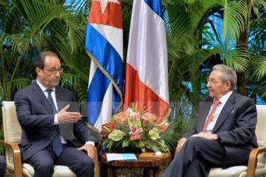 Chủ tịch Cuba Raul castro (phải) trong cuộc gặp với Tổng thống Pháp Francois Hollande (trái) tại La Habana.