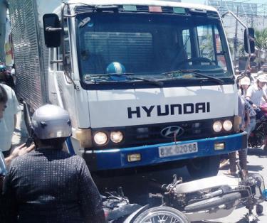 Sau khi cuốn loạt xe máy vào gầm, tài xế bỏ đi khỏi hiện trường.