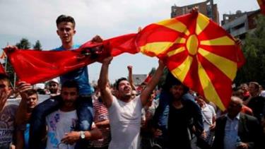 Người biểu tình cầm cờ Albania và Macedonia xuống đường đòi Thủ tướng Macedonia Nikola Gruevski phải từ chức.