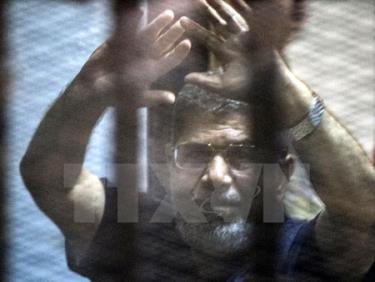 Tổng thống Ai Cập bị phế truất Mohamed Morsi tại phiên tòa ở Cairo ngày 16/5. (Nguồn: AFP/TTXVN)

