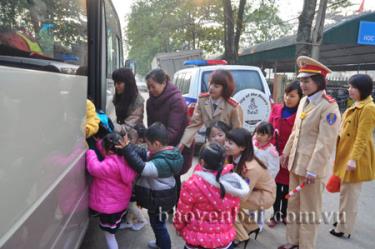 Bảo vệ trẻ em khỏi hiểm họa tai nạn giao thông cần sự chung tay của toàn xã hội. 

