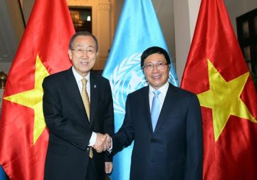 Phó Thủ tướng Phạm Bình Minh và Tổng Thư ký LHQ Ban Ki-moon (Ảnh: VGP/Hải Minh)