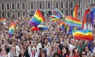 Những người ủng hộ hôn nhân đồng tính ở Ireland ngày 23/5 tập trung bên ngoài lâu đài Dublin, nơi kết quả cuộc bỏ phiếu được công bố.