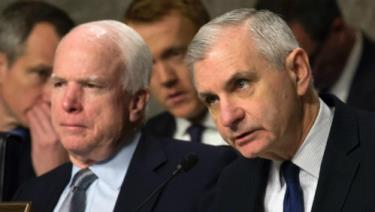 Thượng nghị sĩ John McCain (trái) và Jack Reed.