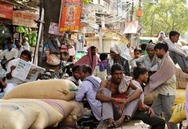 Ngồi nghỉ tránh nóng tại một khu chợ ở New Delhi
