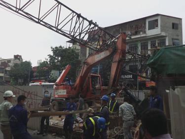 Hiện trường vụ cần cẩu đổ vào nhà dân.