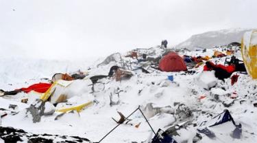 Tuyết lở tại khu vực cắm trại trên núi Everest sau trận động đất.