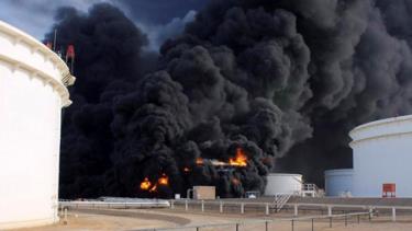 Khói đen bốc lên từ một đám cháy ở kho dầu tại cảng Es Sider, Libya, ngày 26/12/2014. (Ảnh minh họa).