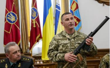 Một chỉ huy quân đội Ukraine cho các phóng viên quốc tế thấy những vũ khí mà lực lương Kiev thu giữ của binh sĩ Nga ở miền Đông Ukraine.