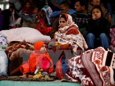 Người dân Nepal trú tạm trong khu lều trại của quân đội sau trận động đất kinh hoàng tại Kathmandu.