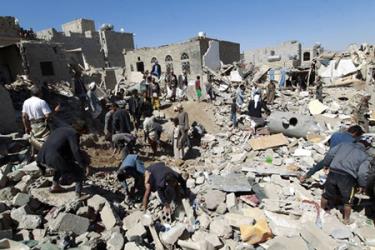 Liên quân Ả Rập  đưa bộ binh đến Yemen. Người dân Yemen tìm kiếm người sống sót dưới đống đổ nát của các ngôi nhà bị phá hủy trong đợt không kích của liên quân Ả Rập.