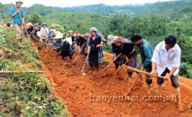 Đồng bào Mông xã Púng Luông thi đua khai hoang ruộng bậc thang.