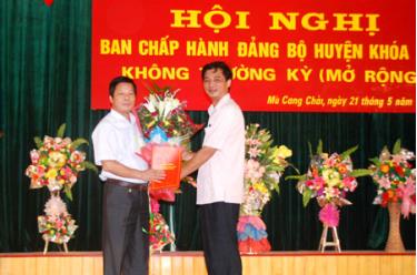 Đồng chí Phạm Hồng Chương - Ủy viên Ban Thường vụ Tỉnh ủy, Chỉ huy Trưởng Bộ CHQS tỉnh trao quyết định cho đồng Ngô Thanh Giang.

