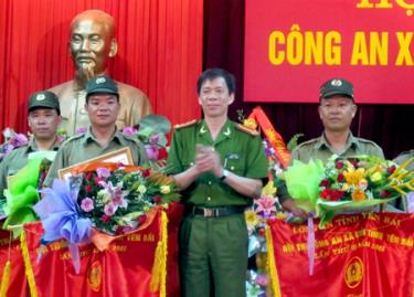 Lãnh đạo Công an tỉnh Yên Bái trao giải Nhất, Nhì cho Đội Công an xã huyện Trấn Yên và Yên Bình.