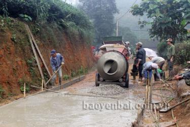 Người dân thôn Khe Năm làm đường giao thông nông thôn.