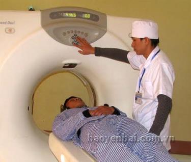 Cán bộ Bệnh viện Đa khoa khu vực Nghĩa Lộ thực hiện kỹ thuật chụp CT - Scanner cho bệnh nhân.
