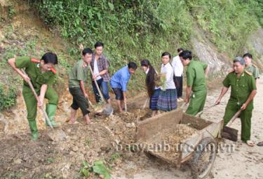 Lực lượng công an giúp dân làm đường giao thông nông thôn.